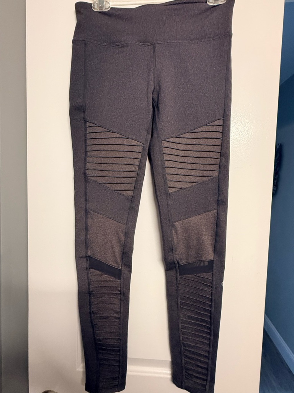 Alo Yoga Moto Leggings in Charcoal size M